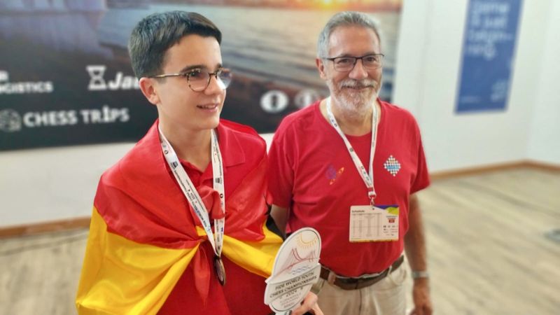 Javier Habens con el título de campeón mundial sub-16 de ajedrez. @AjedrezEspanola